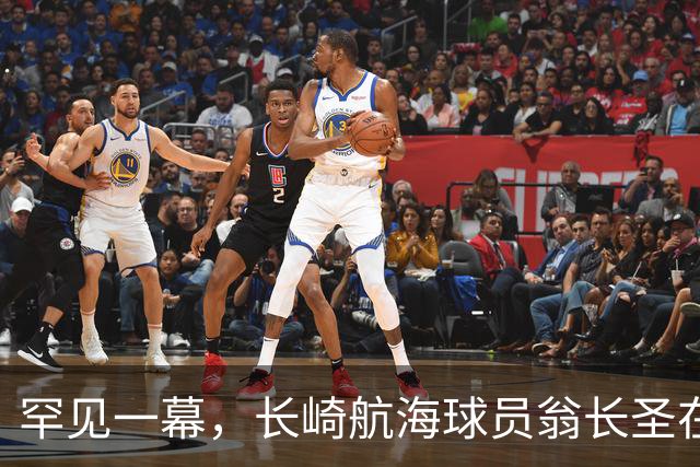 罕见一幕，长崎航海球员翁长圣在J联赛比赛中遭胡蜂蜇伤